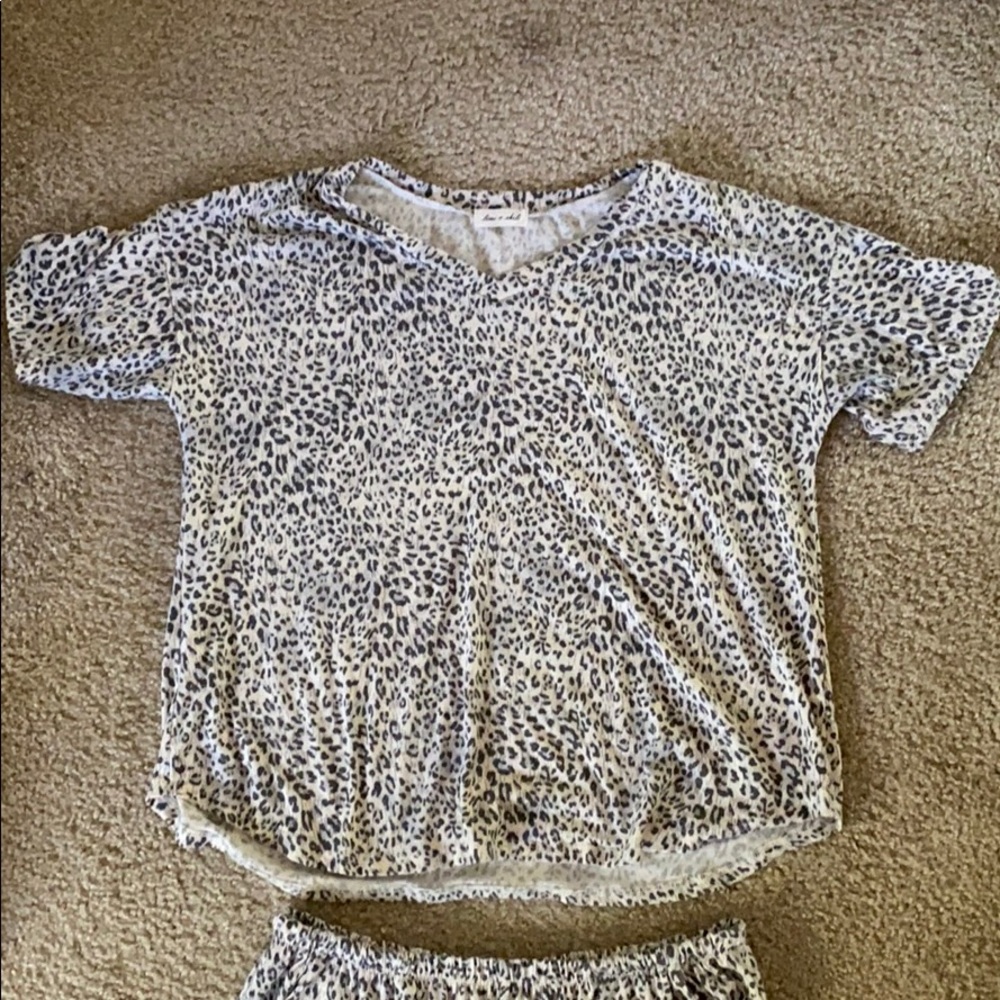 Cheetah Lounge Set - Picture 2 of 4
